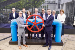 Mit dem symbolischen Drehen eines großen Wasserrads startete am 8. Juli 2025 der Max-Planck-Campus Mainz sowie die Max-Planck-Liquids-Initiative.