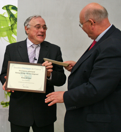Klaus Müllen receives the French-German Prize from Olivier Homolle (r.), President of the SFC
