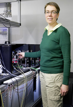 Ellen Backus und ihre Forschungsgruppe untersuchen Wasser an Grenzflächen