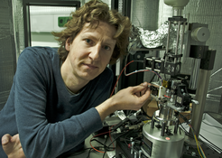 Stefan Weber bildet mit seinem Rasterkraftmikroskop atomare Strukturen ab.