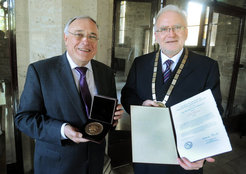 Klaus Müllen präsentiert die Gauß-Medaille mit Dietmar Brandes, Präsident der Braunschweigischen Wissenschaftlichen Gesellschaft