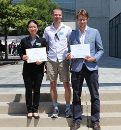 Dr. Qianli Chen (links) mit Prof. Henrik M. Rønnow, Präsident der Schweizer Gesellschaft für Neutronenstreuung SGN (Mitte) und dem zweiten Preisträger Dr. Simon Gerber (rechts)