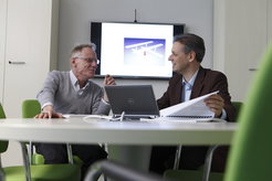 Paul Blom (rechts) und Dago de Leeuw tragen dazu bei, organische Halbleiter zu optimieren.