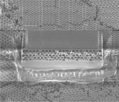 Abbildung 3: REM-Aufnahme eines kolloidalen Kristalls aus 1 µm Polystyrolkugeln während eines "Slice and View"-Laufs zur Rekonstruktion der 3D-Kristallstruktur.