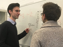Dr. Tristan Bereau mit einem Wissenschaftler aus seinem Team.