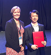 Dr. Si Wu bei der Preisverleihung in Dänemark zusammen mit der Bürgermeisterin von Hillerød, Dorte Meldgaard.