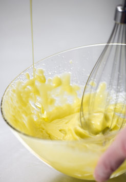 Durch Mixen von Milch und Öl kann eine milch-basierte Mayonnaise hergestellt werden.