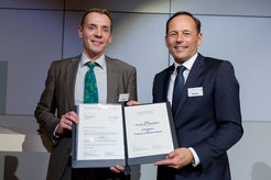 Frederik Wurm (links) zusammen mit Thomas Wessel (rechts im Bild; Vorsitzender des Kuratoriums, Fonds der chemischem Industrie) am Abend des 23.11.2017 bei Evonik in Essen.