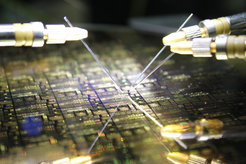 Die Wissenschaftler stellten einen IC aus einermonomolekularen Schicht eines Halbleiterpolymers her.