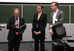 Ellen Backus is awarded with the Nernst-Haber-Bodenstein Prize at a ceremony in Hannover. From left to right: Dr. Uwe Nickel, first chairman of the Deutsche Bunsen Gesellschaft, Dr. Ellen Backus and Prof. Mischa Bonn, Director at MPI-P.