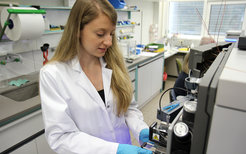 Johanna Simon, Doktorandin in der Abteilung von Prof. Katharina Landfester, am Massenspektrometer, mit dem sie die an Nanopartikel gebundenen Proteine untersucht.