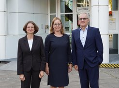 Prof. Tanja Weil, Geschäftsführende Direktorin am MPI für Polymerforschung, Dr. Carla Seidel, die neue Vorsitzende des Kuratoriums (BASF SE) sowie Dr. Wolfgang Baiker, ehemaliger Vorsitzender des Kuratoriums (ehemals Präsident und CEO der Boehringer Ingelheim Pharmaceuticals Inc.)