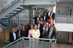Das Kuratorium des Max-Planck-Instituts für Polymerforschung.1. Reihe (vorne): Prof. Georg Krausch (Präsident der Johannes Gutenberg-Universität Mainz)- Dr. Kurt Wagemann (Dechema) - Dr. Carla Seidel (BASF SE) – Inga Schäfer (Generalsekretärin der GWK) – Dr. Simone Schwanitz (Generalsekretärin der Max-Planck-Gesellschaft) – Prof. Tanja Weil (Geschäftsführende Direktorin MPI-P) – Prof. Katharina Landfester (Direktorin MPI-P)2. Reihe:Prof. Michael Dröscher (ChemSite Initiative) – Clemens Hoch (Minister für Wissenschaft und Gesundheit) – Michael Ebling (Oberbürgermeister der Stadt Mainz) – Dr. Jürgen Barwich (ehemals BASF) – Dr. Wolfgang Baiker (Gründer und CEO) – Prof. Kurt Kremer (Direktor MPI-P)3. Reihe: Prof. Gerhard Wegner (ehemaliger Direktor MPI-P), Prof. Klaus Müllen (ehemaliger Direktor MPI-P)4. Reihe: Prof. Mischa Bonn (Direktor MPI-P), Prof. Paul Blom (Direktor, MPI-P), Prof. Jos Lelieveld (Geschäftsführender Direktor MPI für Chemie), Ursula Groden-Kranich (Ehem. Mitglied des Deutschen Bundestages)5. Reihe:Prof. Andreas Walther (Johannes Gutenberg-Universität), Prof. Bert Meijer (Auswärtiges Mitglied des MPI-P, TU Eindhoven), Prof. Hans-Wolfgang Spiess (ehemaliger Direktor, MPI-P), Dr. Martin Vollmer (Clariant International)