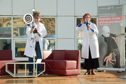 Schauspieler der Science Show „Forschperspektive“ führten auf der Bühne das Modell zur Implementierung eines „Nano-Ohrwurms“ vor.