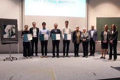 Die Kalkhof-Rose Polymer Science Award Preisträger*innen und ihre Mentor*innen. V.l.n.r.: Xiaomei Li (Arbeitskreis Butt), Mischa Bonn, Wenhao Zheng (Arbeitskreis Bonn), Zhixuan Zhou (Arbeitskreis Weil), Bas van der Zee (Arbeitskreis Blom), Ursel Baltz-Otto und Christina Gawronski (langjährige Freundinnen von Sibylle Kalkhof-Rose), Hans-Jürgen Butt, Andrea Eiden (Generalverwaltung der Max-Planck-Gesellschaft, Private Forschungsförderung) und Tanja Weil