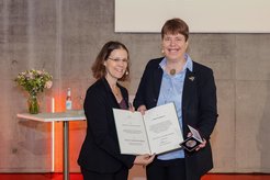Prof. Stefanie Dehnen, Präsidentin der GDCh (links) überreicht die Liebig-Denkmünze an Prof. Katharina Landfester.