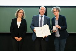 Kurt Kremer erhält den Hermann-Staudinger-Preis der GDCh. V.l.n.r.: Christine Peter, Laudatorin Hermann-Staudinger-Preis, Kurt Kremer, Hermann-Staudinger-Preisträger und Ruth Bieringer, GDCh-Vorstandsmitglied.